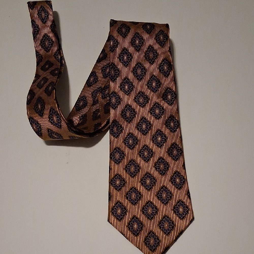 Bruno Pirttelli 100 % Silk   Sophisticated Geometric Tie in Gold and Blue